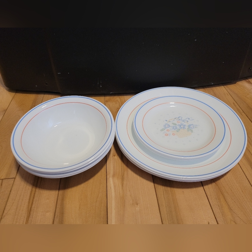 Corelle Country Cornflower dishes, 4 dinner plates, 3 small plates & 4 bowls